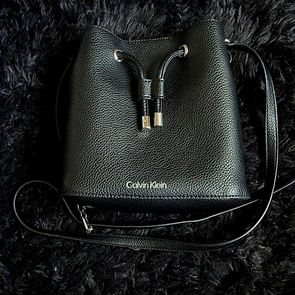 Calvin Klein Small Gabrianna Novelty Bucket Bag - Picture 2 of 4